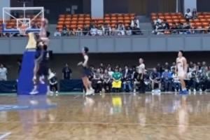 上海首秀！张镇麟在热身赛中持球杀篮下 腾空欲隔扣对手但没成功