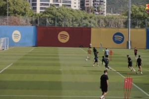 巴萨对阵奥维耶多赛前最后一练，莱万帅气凌空侧钩破门