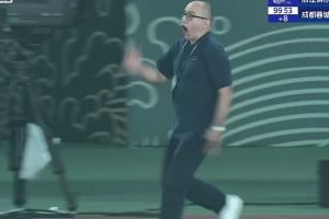 庆祝疯了！浙江最后时刻绝平蓉城，主帅卡内达场边激情狂奔庆祝