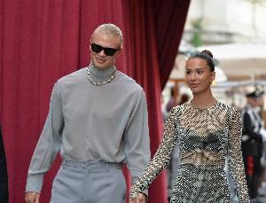 甜😋哈兰德谈女友：一开始她先给我发信息；晚上我做饭她玩游戏