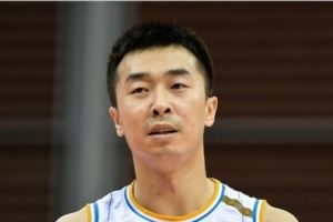 杨毅：王骁辉带首钢青年队输了气得够呛 在场边摔战术板