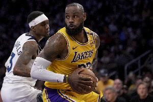 詹姆斯已经从左膝伤势中完全康复 但湖人不打算让他多打季前赛