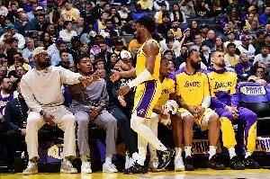 夸梅：布朗尼想进首发得能接球就投 但总和老爸练3分就成不了射手