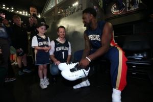 有爱的胖虎！锡安将球鞋送给战胜癌症的小球迷 并签上：我的英雄