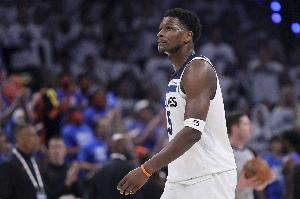 爱德华兹仅出战上半场 15投6中&三分5中1得到17分1板2助