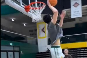 身体状态不错！王俊杰训练中轻盈起跳完成180°单臂暴扣