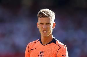 每体：奥尔莫在与塞维利亚比赛时受伤，起初认为没事但疼痛不减