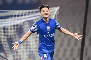 记者：蒋圣龙因妻子生产飞回上海陪伴，明天能否出战还是未知数