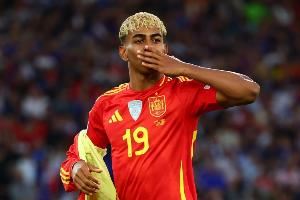 世体：亚马尔可能和专卖签名商品的公司合作，现在不给球迷签名了