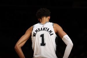 第一场就炸了！文班成为NBA历史第6个赛季首战至少40+15篮板球员