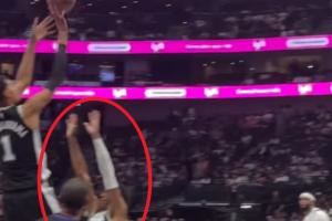 这高度谁来都不好使！文班转身跳投克里斯蒂伸直双臂够不到其腋下