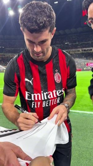 😍吴彦祖现场观战米兰，赛前与普利西奇交流并获赠11号球衣