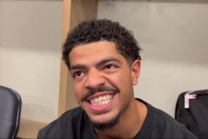 队记：本-谢泼德在防守莫兰特时被磕掉一块牙 但他继续坚持比赛