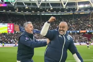 不容易！取得上任西汉姆联后首胜，努诺场边与教练组激动相拥