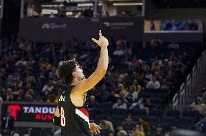 急先锋！阿夫迪亚上半场11中4得14分3板1助1断1帽 罚球5中5