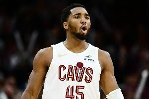 所向披靡！米切尔第三节6中5怒轰15分2板3助 带队领先到20分！